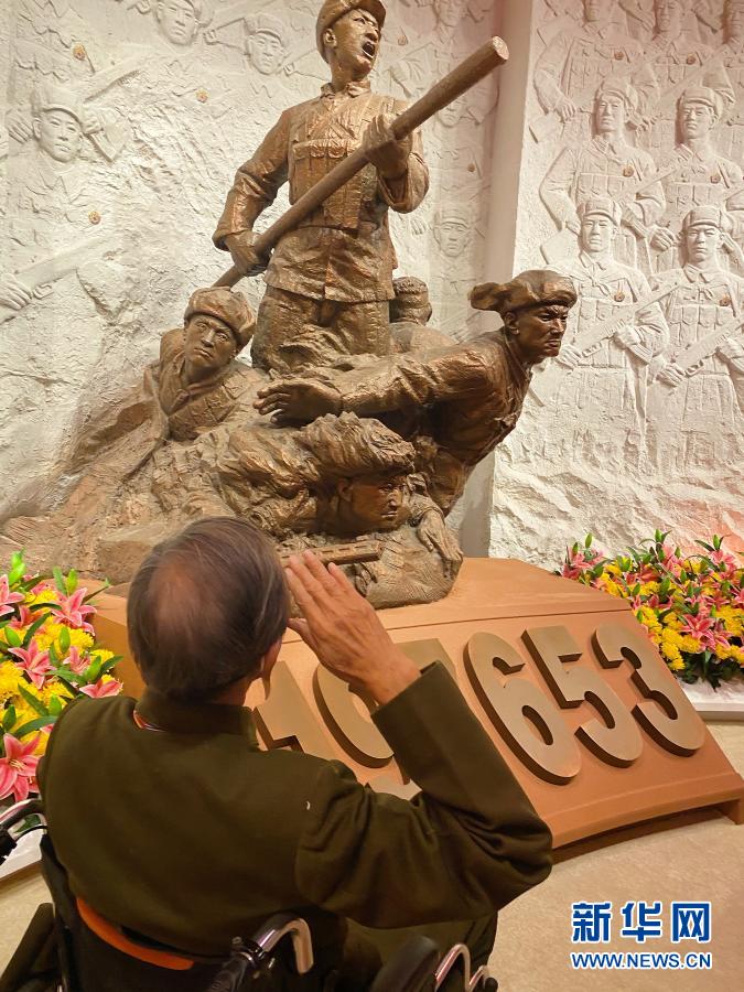 在纪念中国人民志愿军抗美援朝出国作战70周年主题展览上,杜文亮老人向抗美援朝英雄雕像敬礼(2020年10月27日摄)。新华社记者 任沁沁 摄